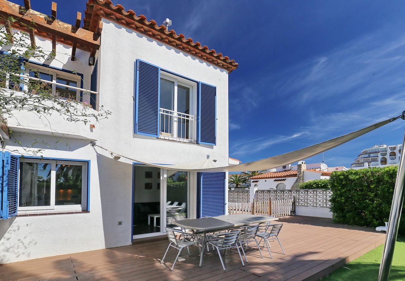 Villa in Empuriabrava - BAHIA 28 Lovely villa with PRVATE POOL and garden. 300m from the beach