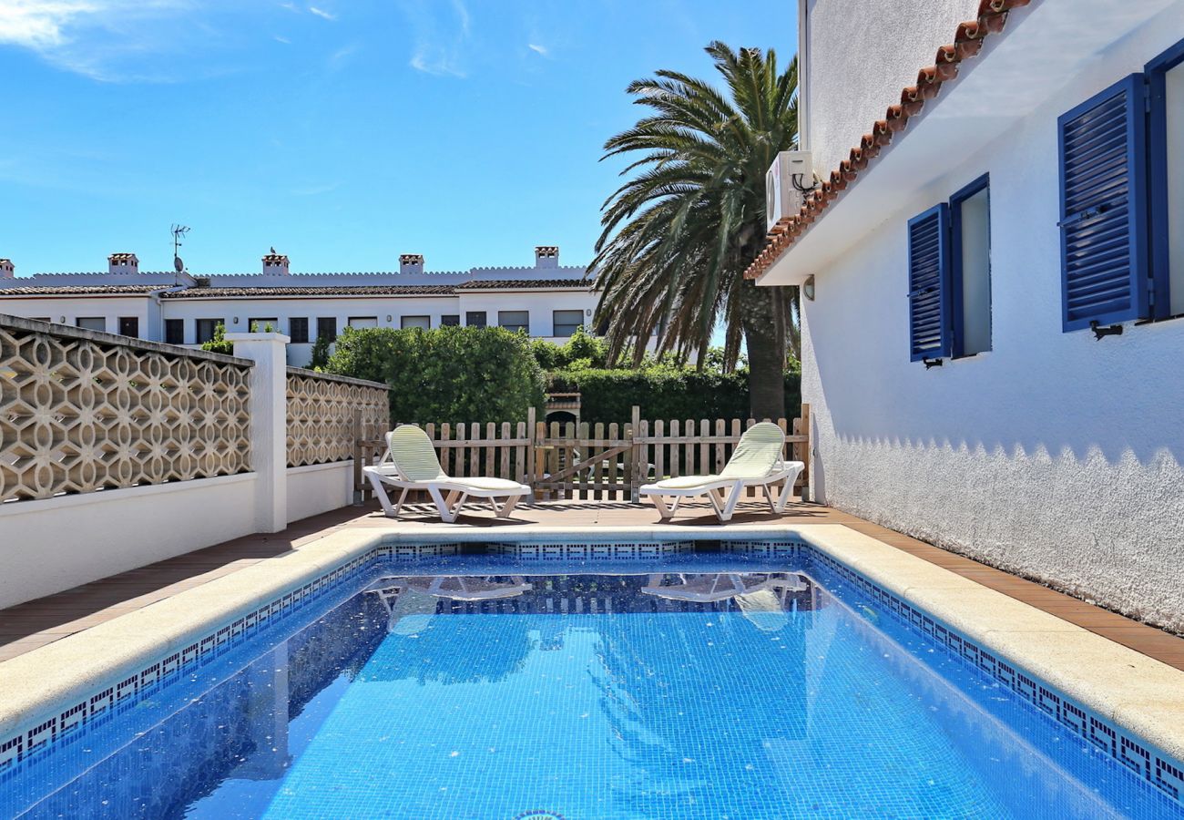 Villa in Empuriabrava - BAHIA 28 Lovely villa with PRVATE POOL and garden. 300m from the beach