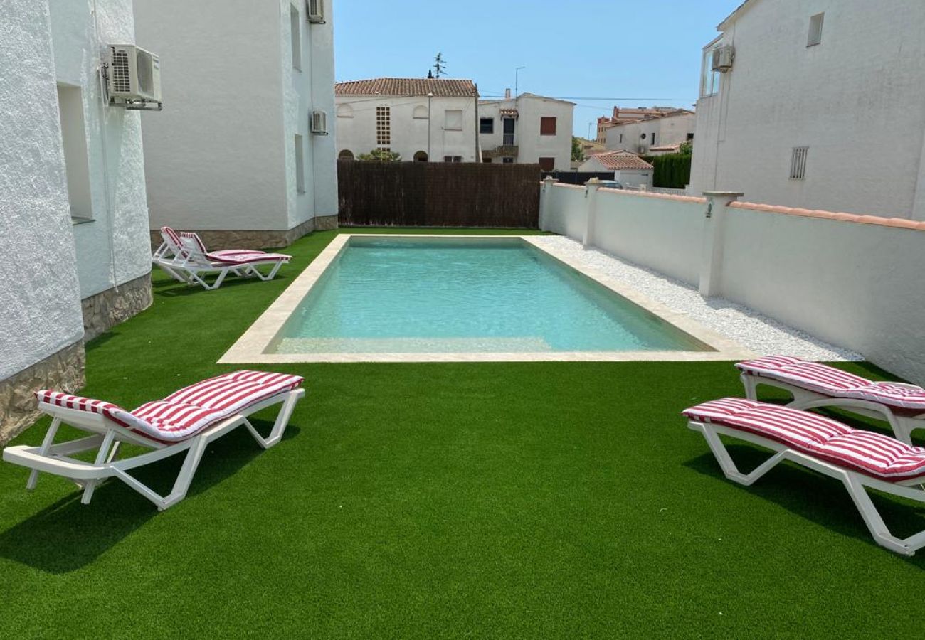 Apartment in Empuriabrava - BADIA 1, 2 hab , piscina,100m playa parking, wifi 