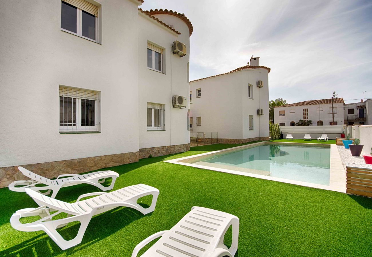 Apartment in Empuriabrava - BADIA 1, 2 hab , piscina,100m playa parking, wifi 