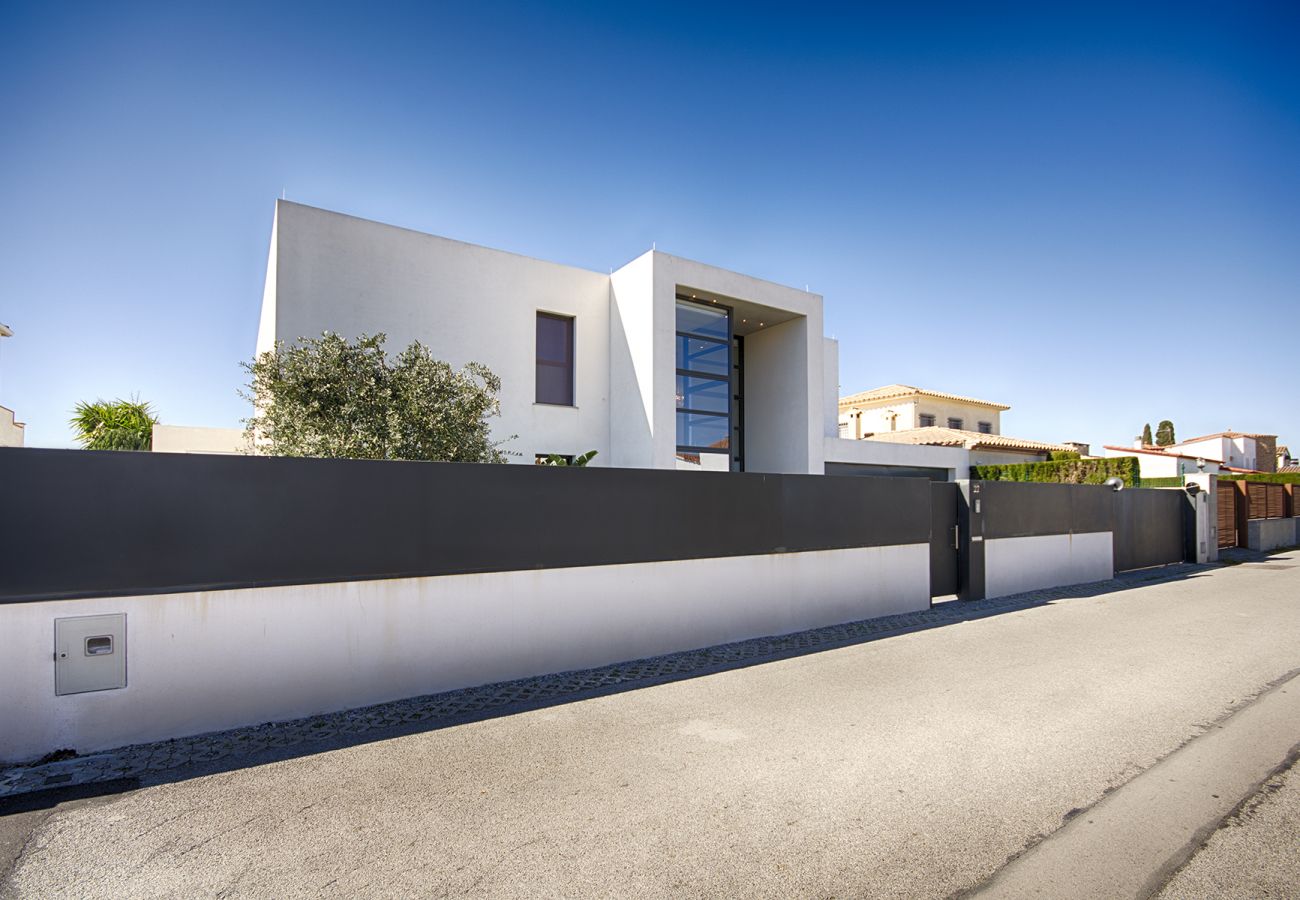 Villa in Empuriabrava - PENI LUJOSA CASA CANAL PENI,4ha, PISCINA, AMARRE 25m,WIFI