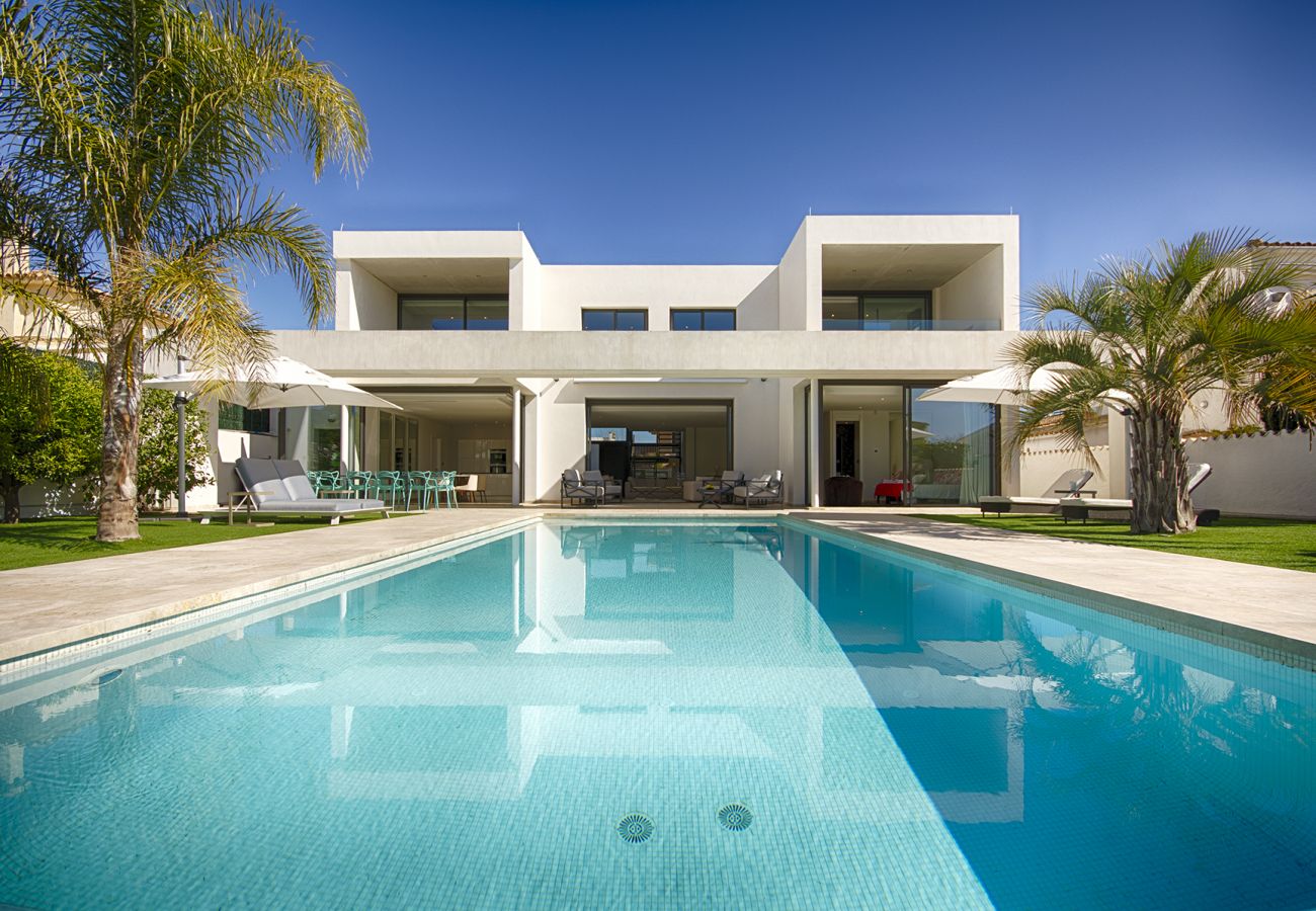 Villa in Empuriabrava - PENI LUJOSA CASA CANAL PENI,4ha, PISCINA, AMARRE 25m,WIFI