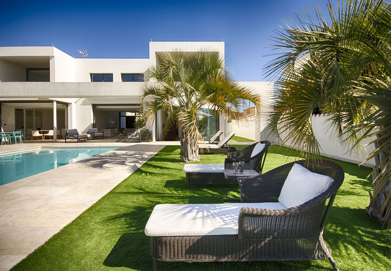 Villa in Empuriabrava - PENI LUJOSA CASA CANAL PENI,4ha, PISCINA, AMARRE 25m,WIFI