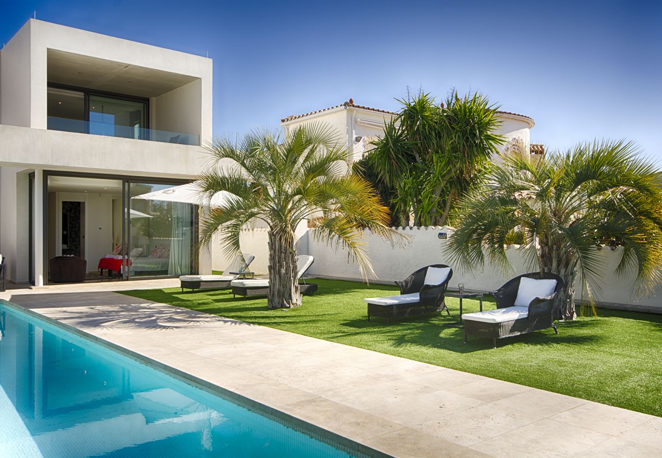 Villa in Empuriabrava - PENI LUJOSA CASA CANAL PENI,4ha, PISCINA, AMARRE 25m,WIFI