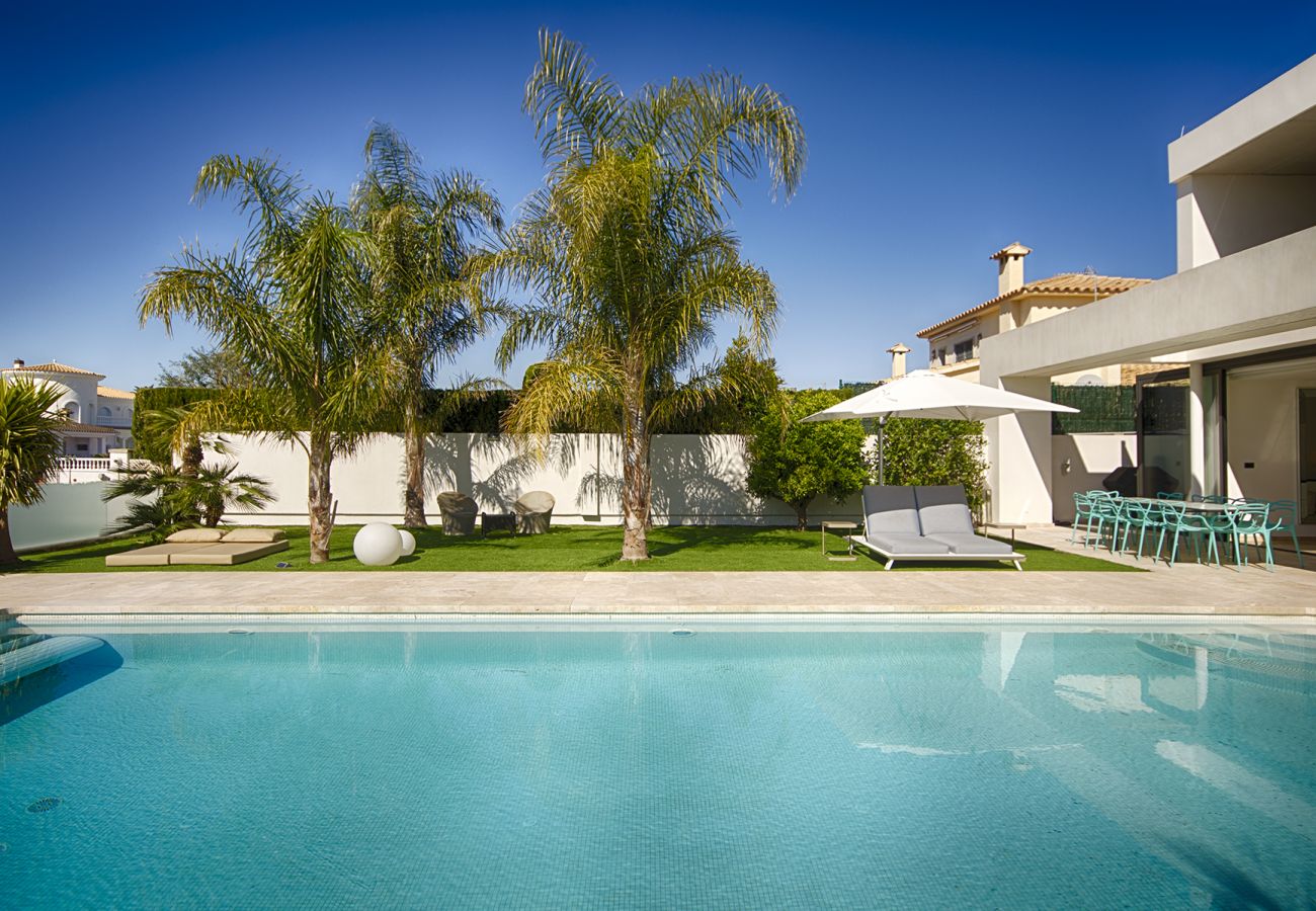 Villa in Empuriabrava - PENI LUJOSA CASA CANAL PENI,4ha, PISCINA, AMARRE 25m,WIFI