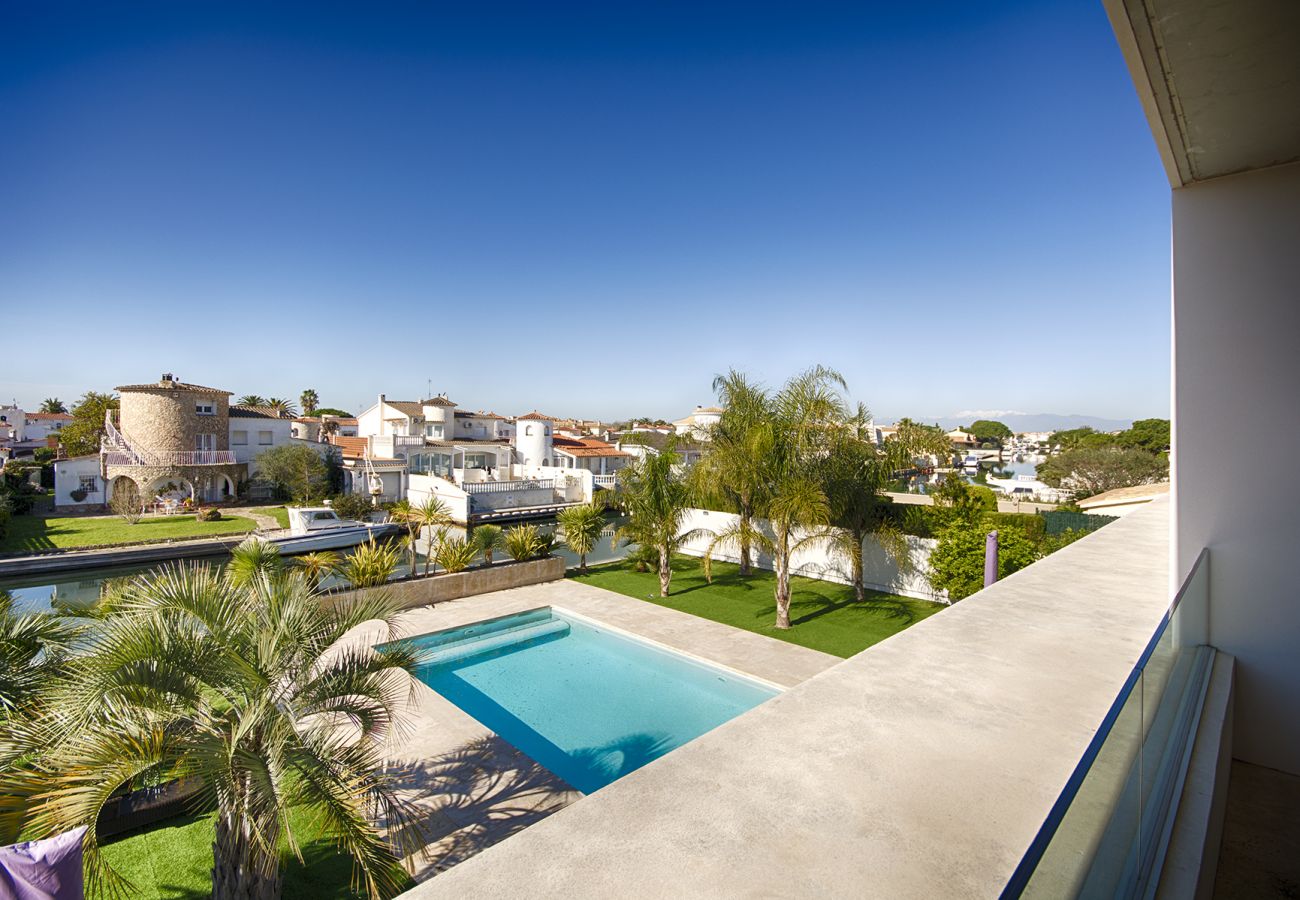 Villa in Empuriabrava - PENI LUJOSA CASA CANAL PENI,4ha, PISCINA, AMARRE 25m,WIFI