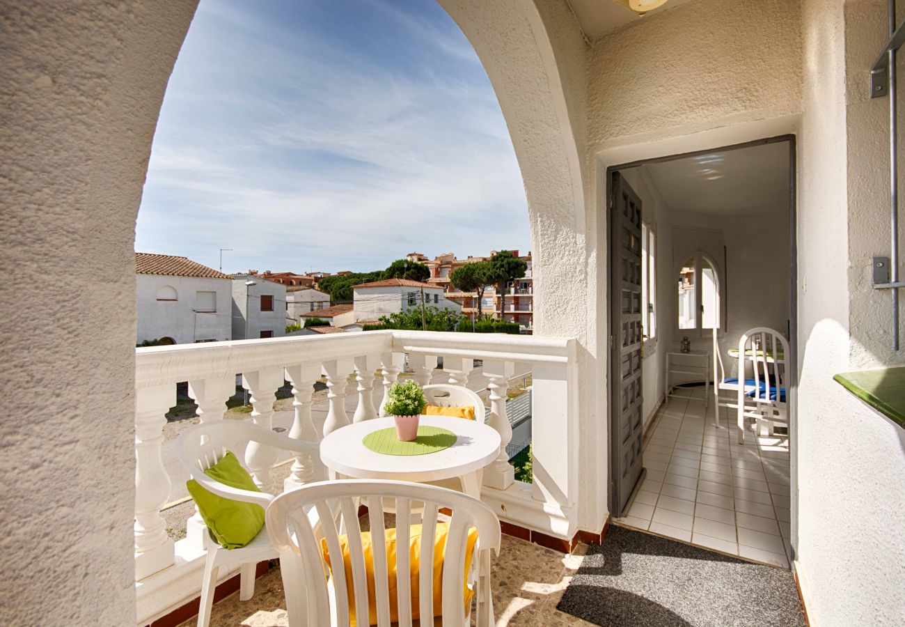 Apartment in Empuriabrava - BADIA 2 ,PISO 2ha,PISCINA,100m PLAYA,PARKING,WIFI