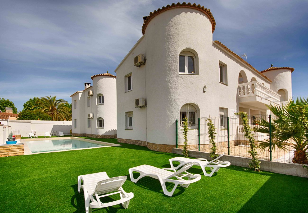 Apartment in Empuriabrava - BADIA 9,PISO 1ha,PISCINA,100m playa,PARKING,WIFI