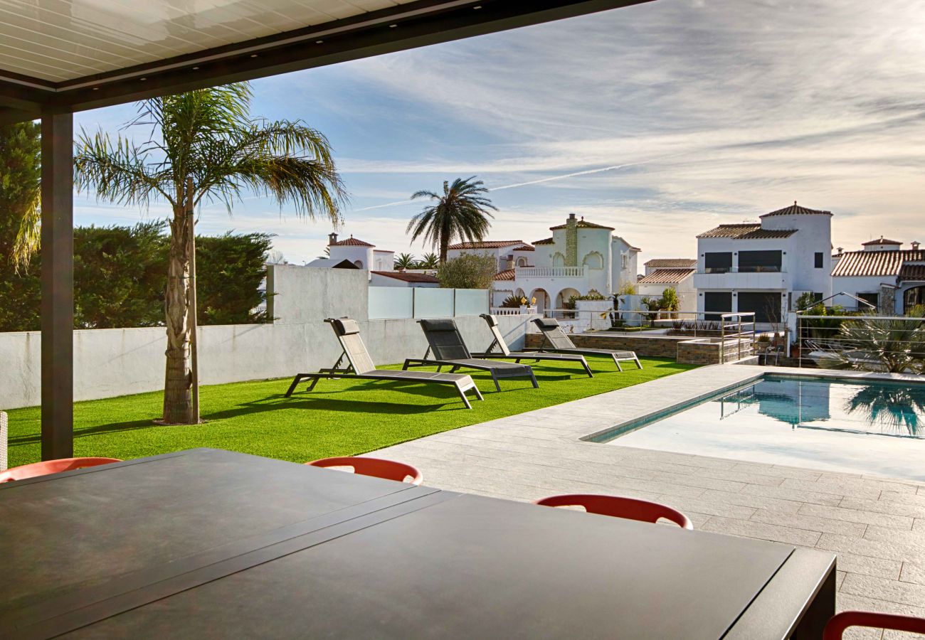 Villa in Empuriabrava - TER MARAVILLOSA VILLA CANAL TER,PISCINA,WIFI, PARKING