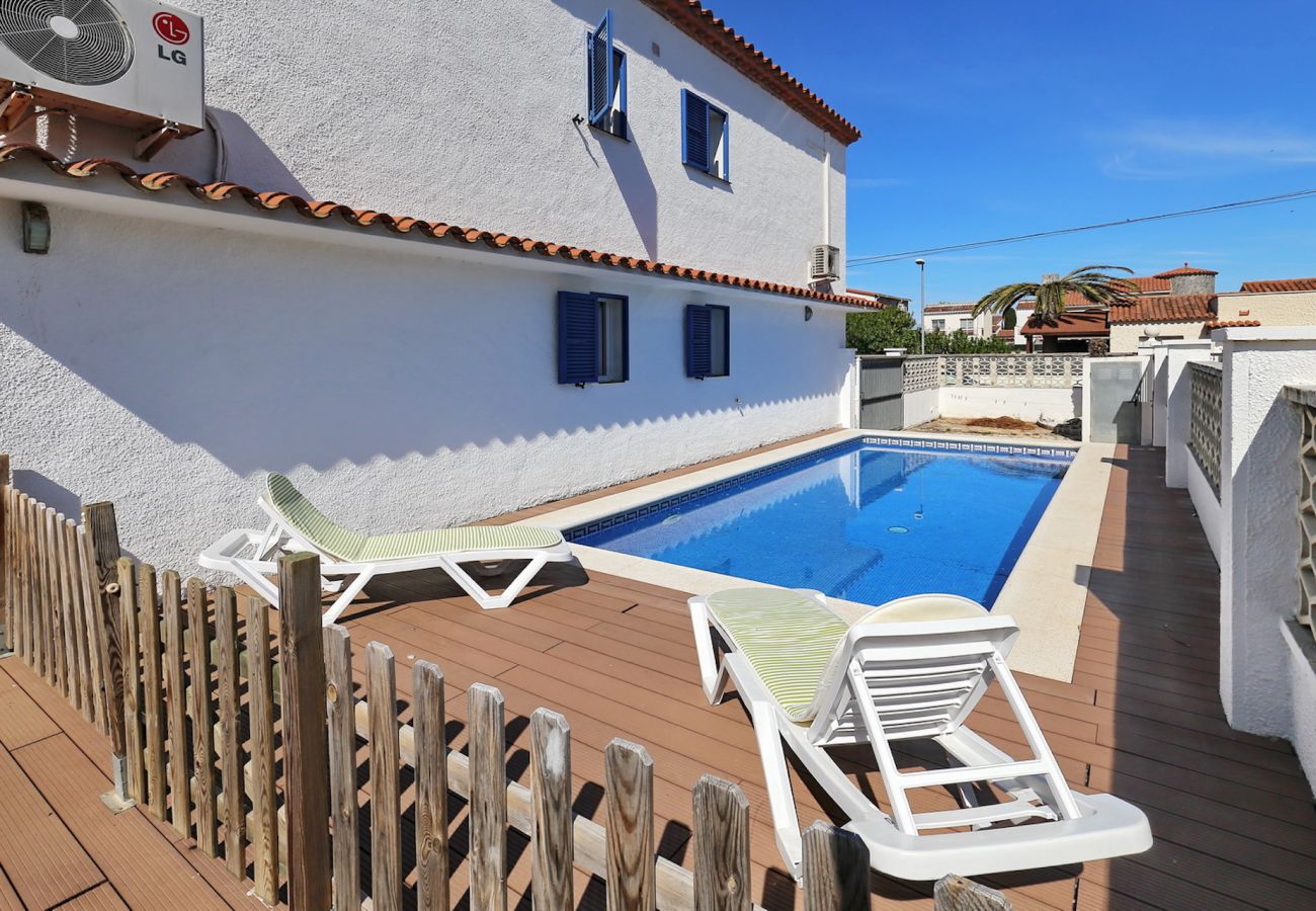 Villa en Empuriabrava - BAHIA 28 Magnífica casa 3 hab. con jardín y piscina privada a 300m de la playa