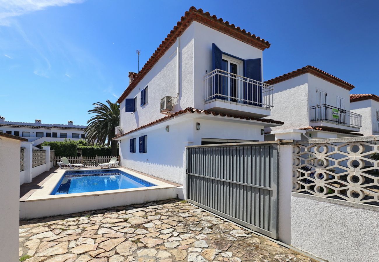 Villa en Empuriabrava - BAHIA 28 Magnífica casa 3 hab. con jardín y piscina privada a 300m de la playa