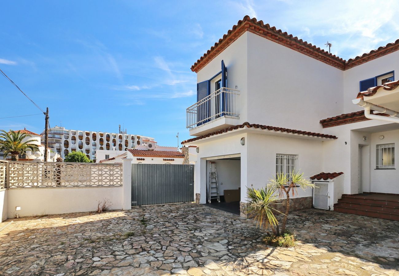 Villa en Empuriabrava - BAHIA 28 Magnífica casa 3 hab. con jardín y piscina privada a 300m de la playa