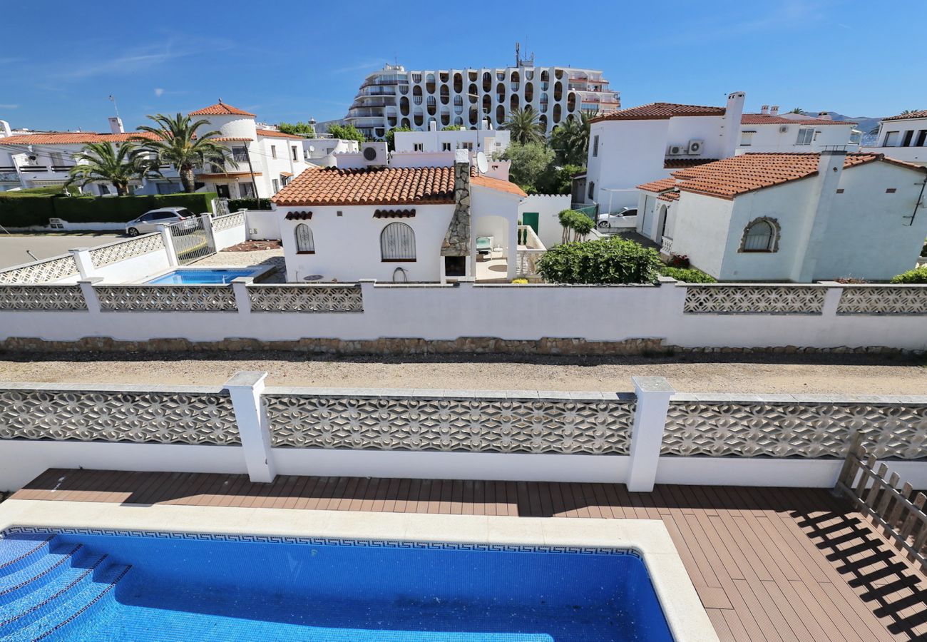 Villa en Empuriabrava - BAHIA 28 Magnífica casa 3 hab. con jardín y piscina privada a 300m de la playa