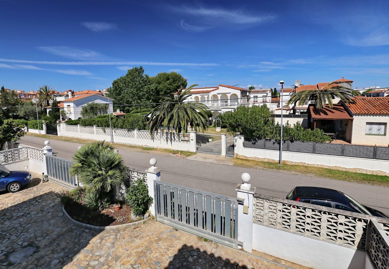 Villa en Empuriabrava - BAHIA 28 Magnífica casa 3 hab. con jardín y piscina privada a 300m de la playa