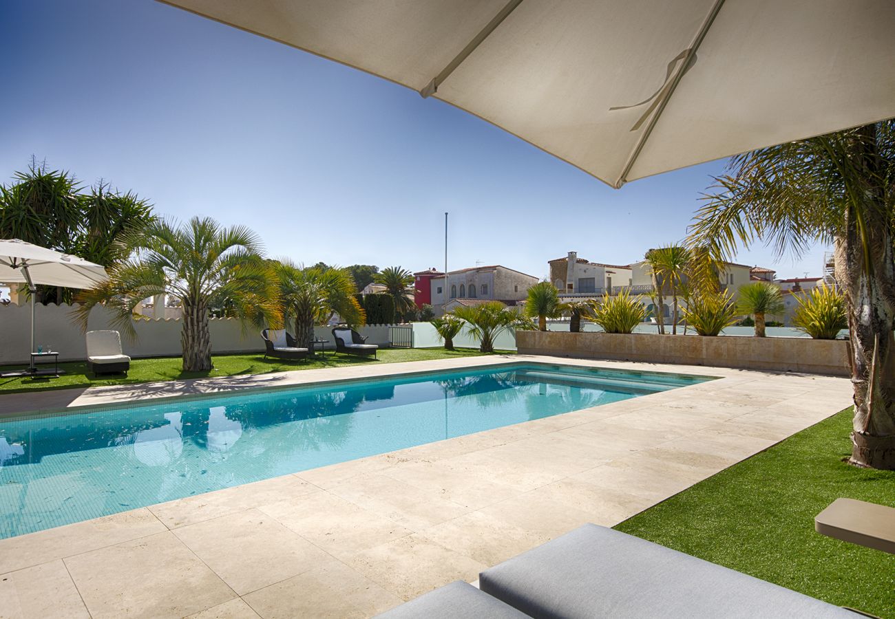 Villa en Empuriabrava - PENI LUJOSA CASA CANAL PENI,4ha, PISCINA, AMARRE 25m,WIFI