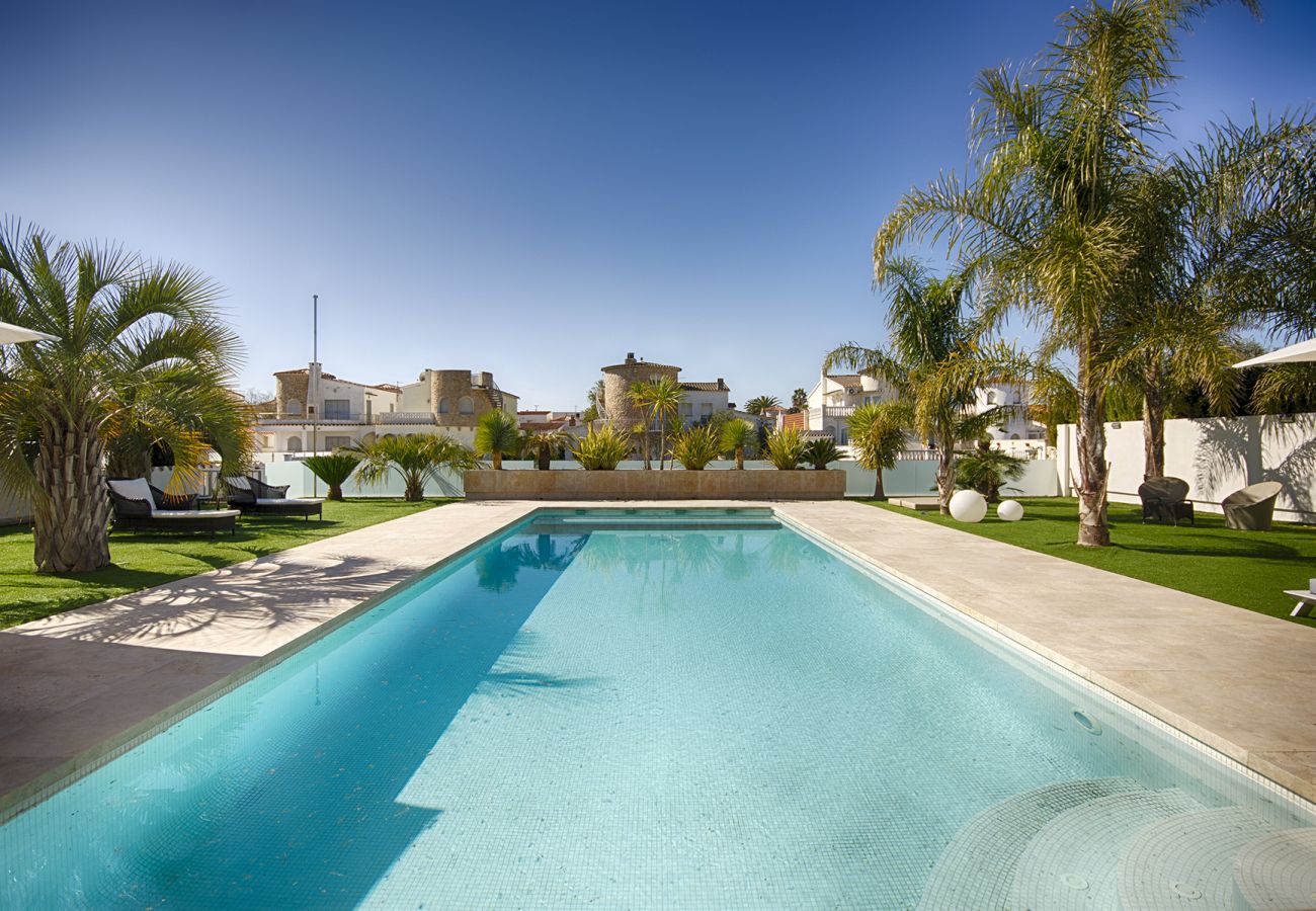 Villa en Empuriabrava - PENI LUJOSA CASA CANAL PENI,4ha, PISCINA, AMARRE 25m,WIFI