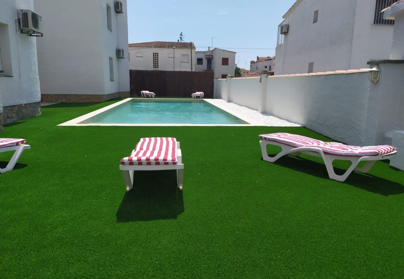 Apartamento en Empuriabrava - BADIA 3 ,piso 2ha piscina parking wifi 100 m playa