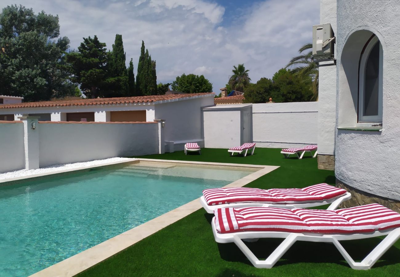 Appartement à Empuriabrava - BADIA 1 ,BEL APPART 2ch ,PISCINE,100m PLAGE,PARKING,WIFI 